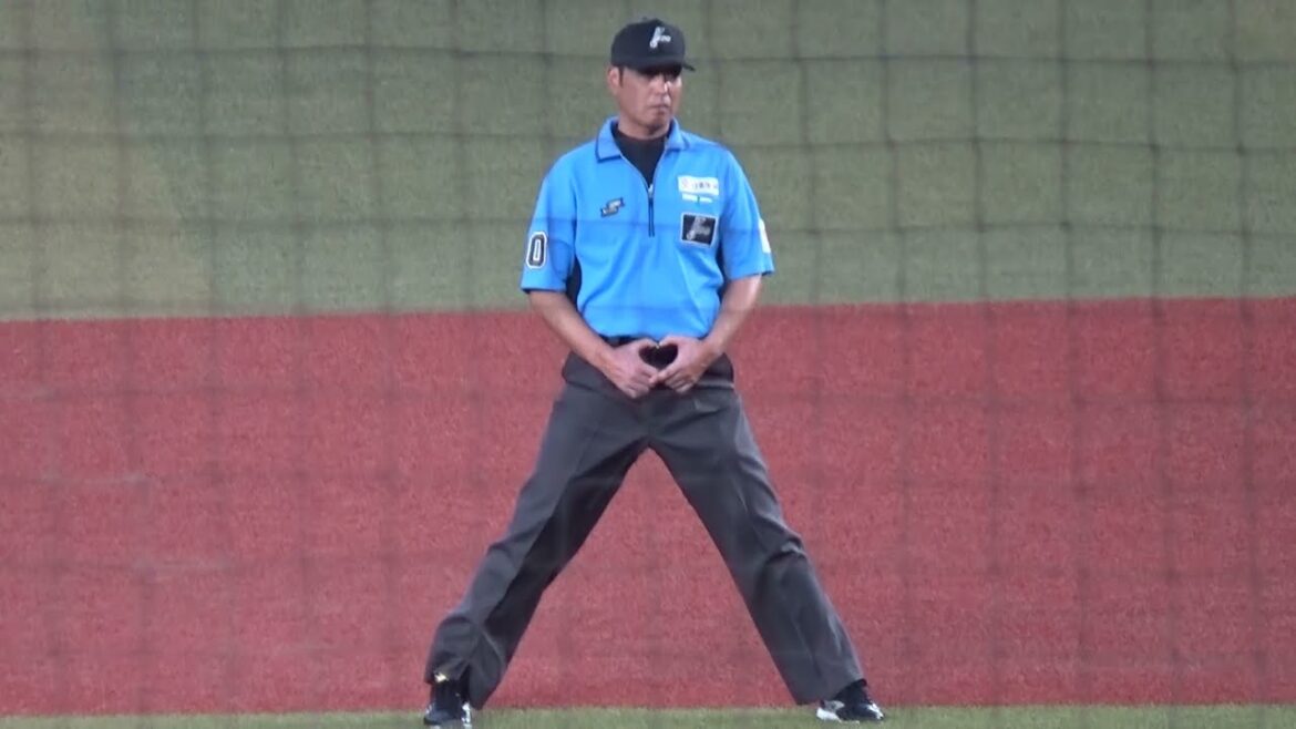 【審判ウォッチ(塁審編)】腰部分に♡ハートマークを作って二塁塁審のポジションに立つ白井一行審判員【2025.7.19 千葉ロッテ vs オリックス @ZOZOマリンスタジアム】 【審判ウォッチ(塁審編)】腰部分に♡ハートマークを作って二塁塁審のポジションに立つ白井一行審判員【2025.7.19 千葉ロッテ vs オリックス @ZOZOマリンスタジアム】