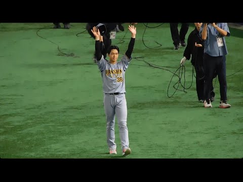 【全得点は小幡】ヒーローインタビューを終えファンの歓声に応えベンチに引き上げる小幡竜平 【全得点は小幡】ヒーローインタビューを終えファンの歓声に応えベンチに引き上げる小幡竜平