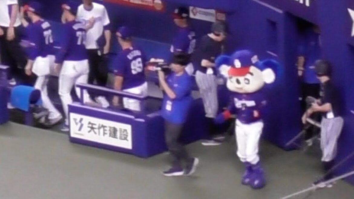 3連勝の瞬間　バックヤードから飛び出すドアラ　今日のヒーロー大野雄大を撮影　中日ドラゴンズVS広島東洋カープ　2025/07/12