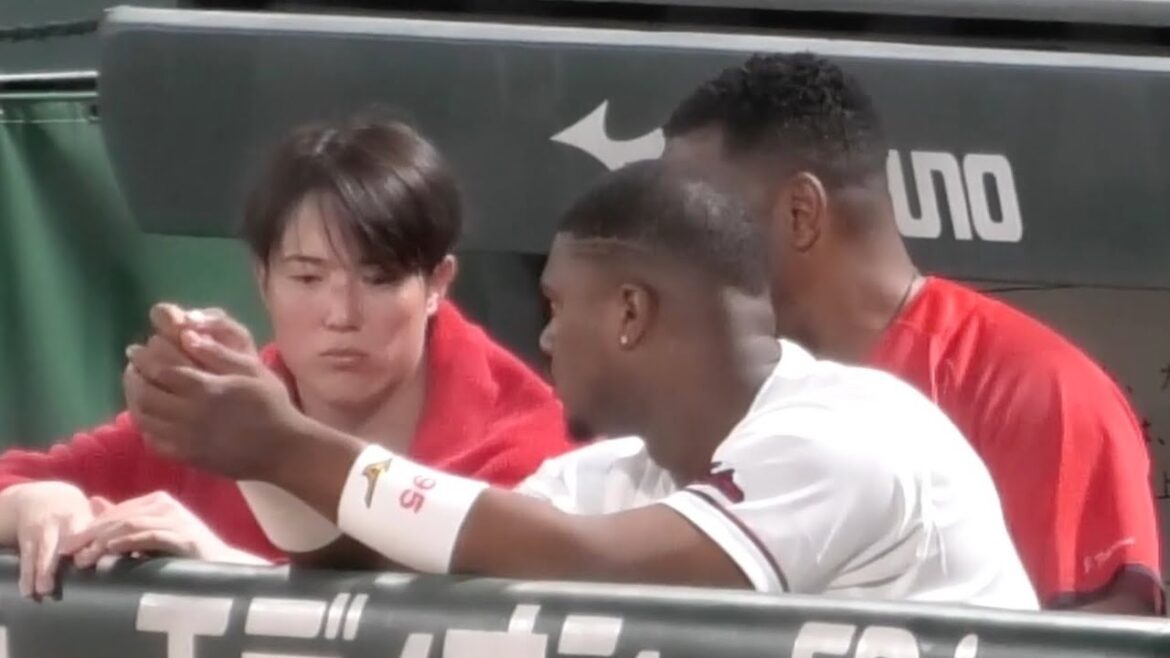 緊急降板した森下暢仁の右手マメを確認し励ますモンテロとフェリシアーノさん！広島東洋カープvs読売ジャイアンツ 2025年7月26日