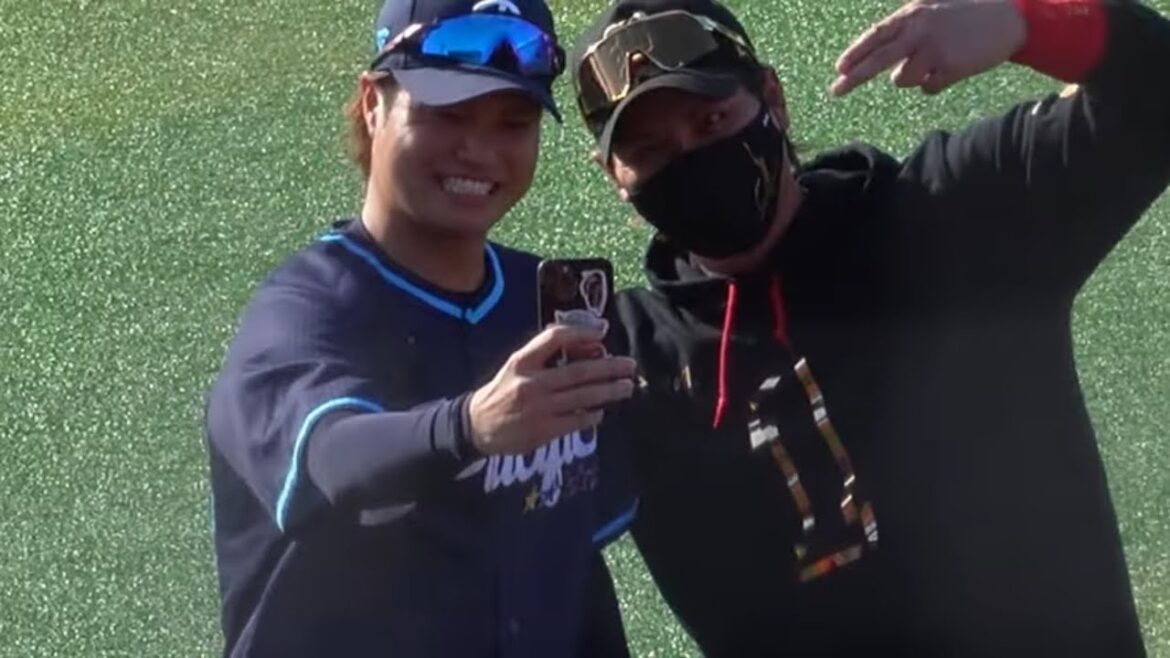 【2025オールスター】新庄監督に話しかける甲斐野、野村、頓宮(2025.7.24/横浜スタジアム）