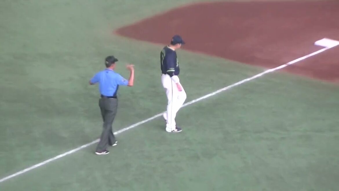 吉川尚輝をセカンドゴロに打ち取る高橋奎二出塁（2024年8月3日読売ジャイアンツ対ヤクルトスワローズ）