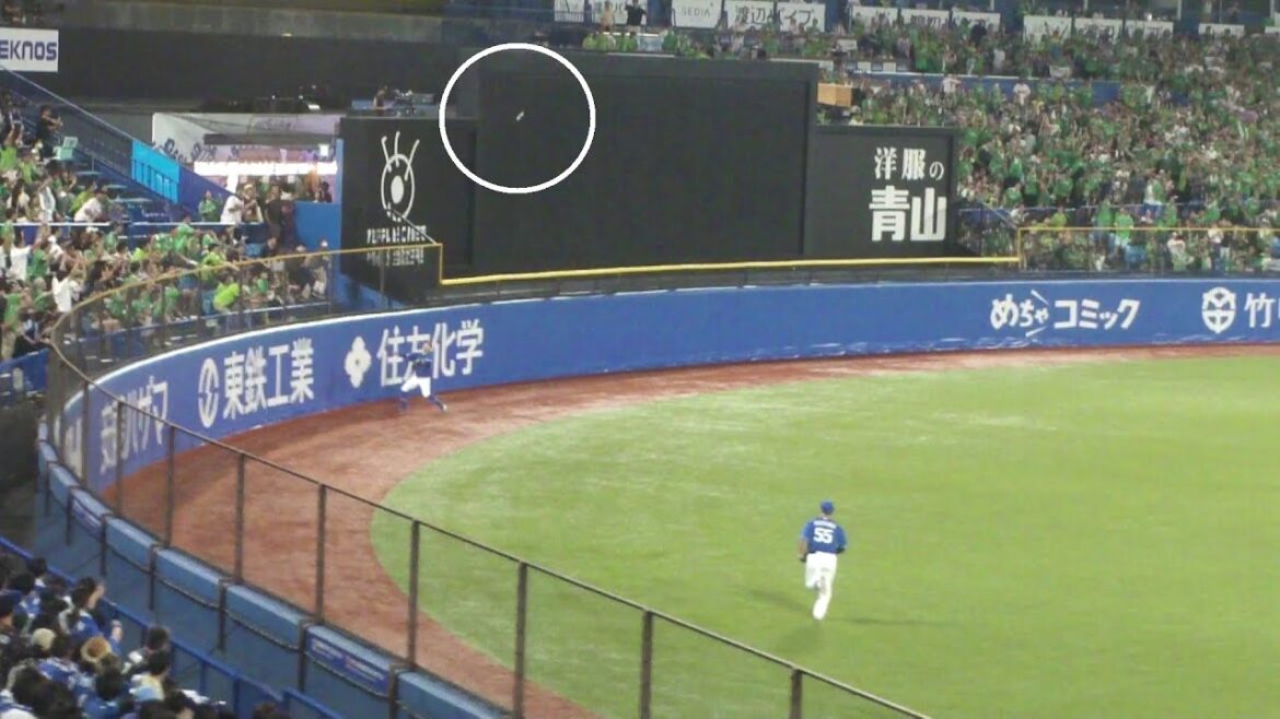 ヤクルト 山田哲人 あわやホームランの惜しい当たり フェンス直撃のツーベースヒット 　ヤクルト vs 中日　2025年7月27日(日)　神宮球場