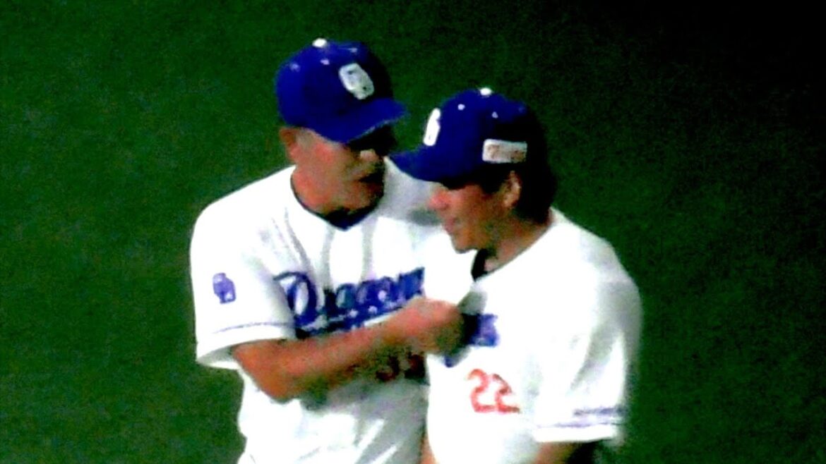 勝利の瞬間のドラゴンズベンチ　井上監督が大野雄大のお尻をキックし胸ぐらを掴んで手荒く勝利を祝う　中日ドラゴンズVS読売ジャイアンツ　2025/07/29