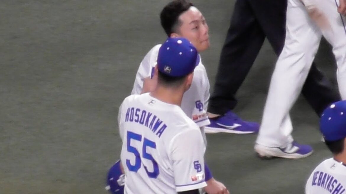 HRを放った岡林勇希　細川成也に首根っこを掴まれる　中日ドラゴンズVS読売ジャイアンツ　2025/07/29
