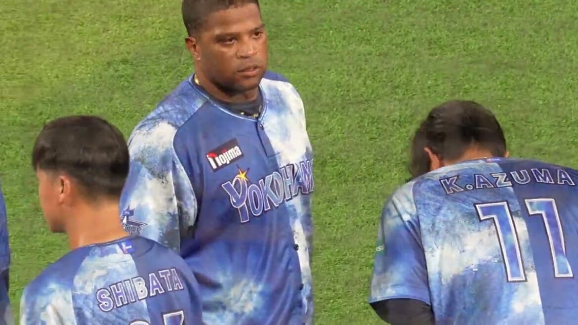 【エースで敗北…/試合後挨拶】悔しさを隠し切れない東、暫く顔を上げられず。神妙な顔のビシエド(2025.7.29/横浜スタジアム）