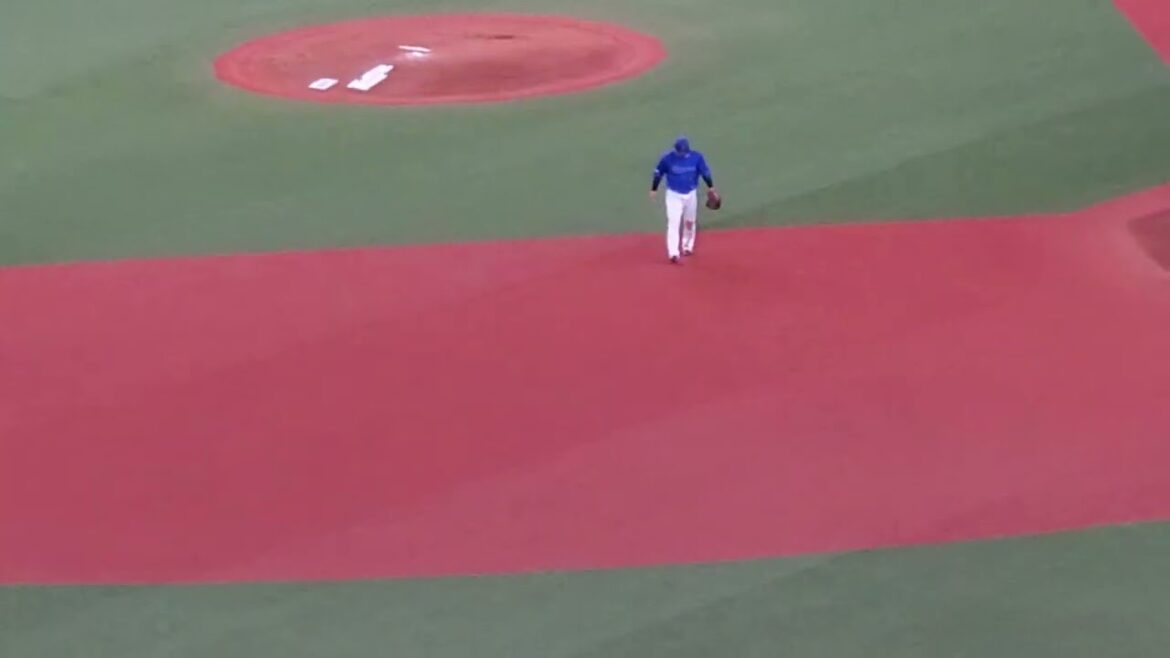 20250402　歓声に応えるTA(ﾀｲﾗｰ･ｵｰｽﾃｨﾝ)、宮﨑敏郎など　2回表終了後　横浜DeNAﾍﾞｲｽﾀｰｽﾞ@京ｾﾗﾄﾞｰﾑ大阪･ﾚﾌﾄ外野上段