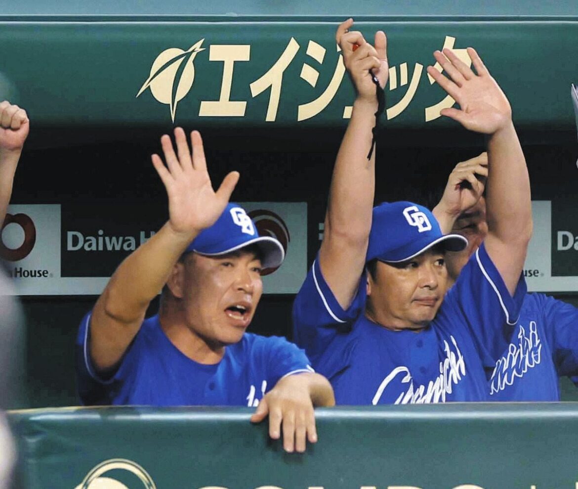 ９回表、ボスラーの２点打を喜ぶ井上監督（左）