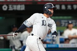 プロ初安打を放った西武・仲三河優太【写真：岡部直樹】