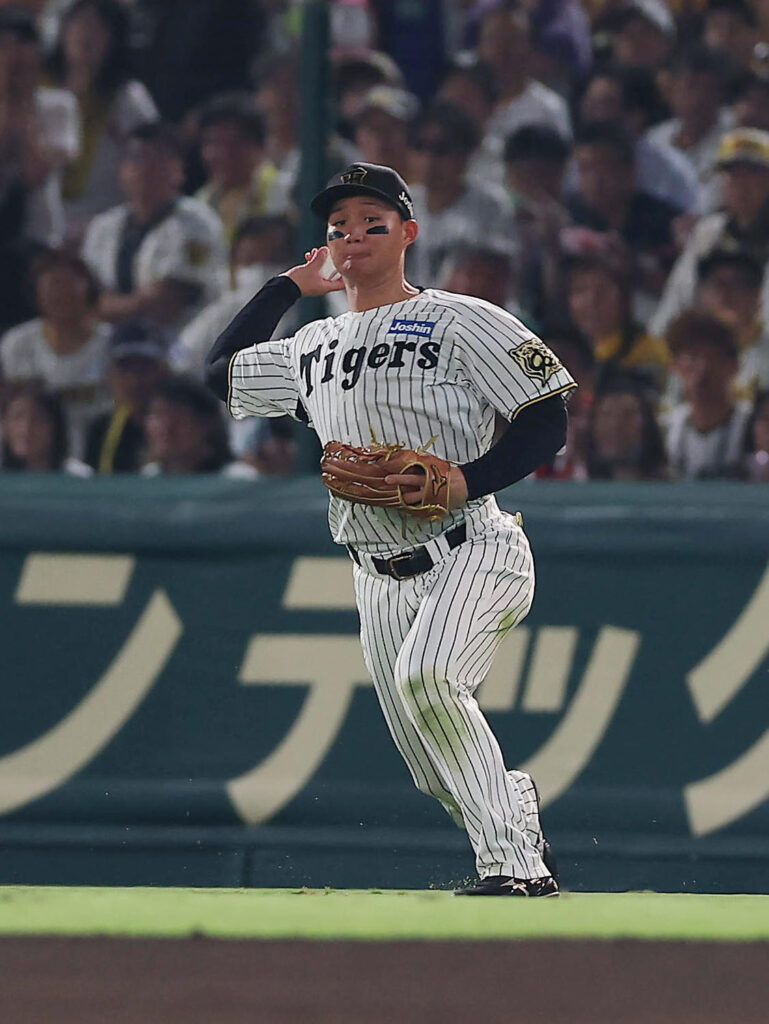 【阪神】７回にビッグプレー連発 森下翔太ベアハンド送球＆近本光司がフェンス際ジャンプ（日刊スポーツ） - Yahoo!ニュース - Yahoo!ニュース