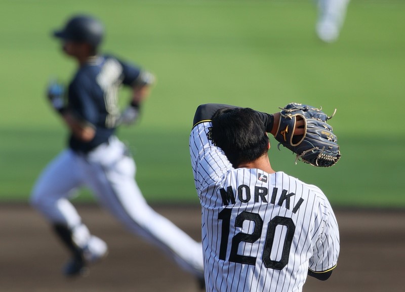 ９回表オリックス無死、森木（手前）は山中（右）に中越え本塁打を浴びる
