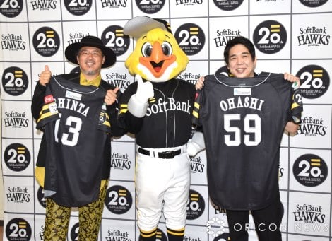 『ソフトバンクホークス誕生20周年デー in 東京』試合前セレモニーに登場したスキマスイッチ （C）ORICON NewS inc. 