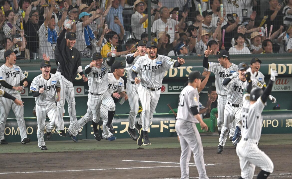 阪神 サヨナラ勝ちで勢い余ったルーキー左腕 ペットボトルの水が自分に？大山の安打ではフライングも（デイリースポーツ） - Yahoo!ニュース - Yahoo!ニュース
