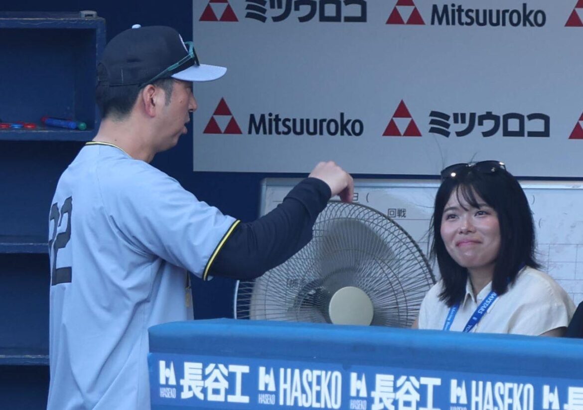 虎党の勝みなみが試合前練習見学 藤川監督と談笑、佐藤輝とあいさつも(デイリースポーツ) – Yahoo!ニュース – Yahoo!ニュース 虎党の勝みなみが試合前練習見学 藤川監督と談笑、佐藤輝とあいさつも(デイリースポーツ) - Yahoo!ニュース - Yahoo!ニュース