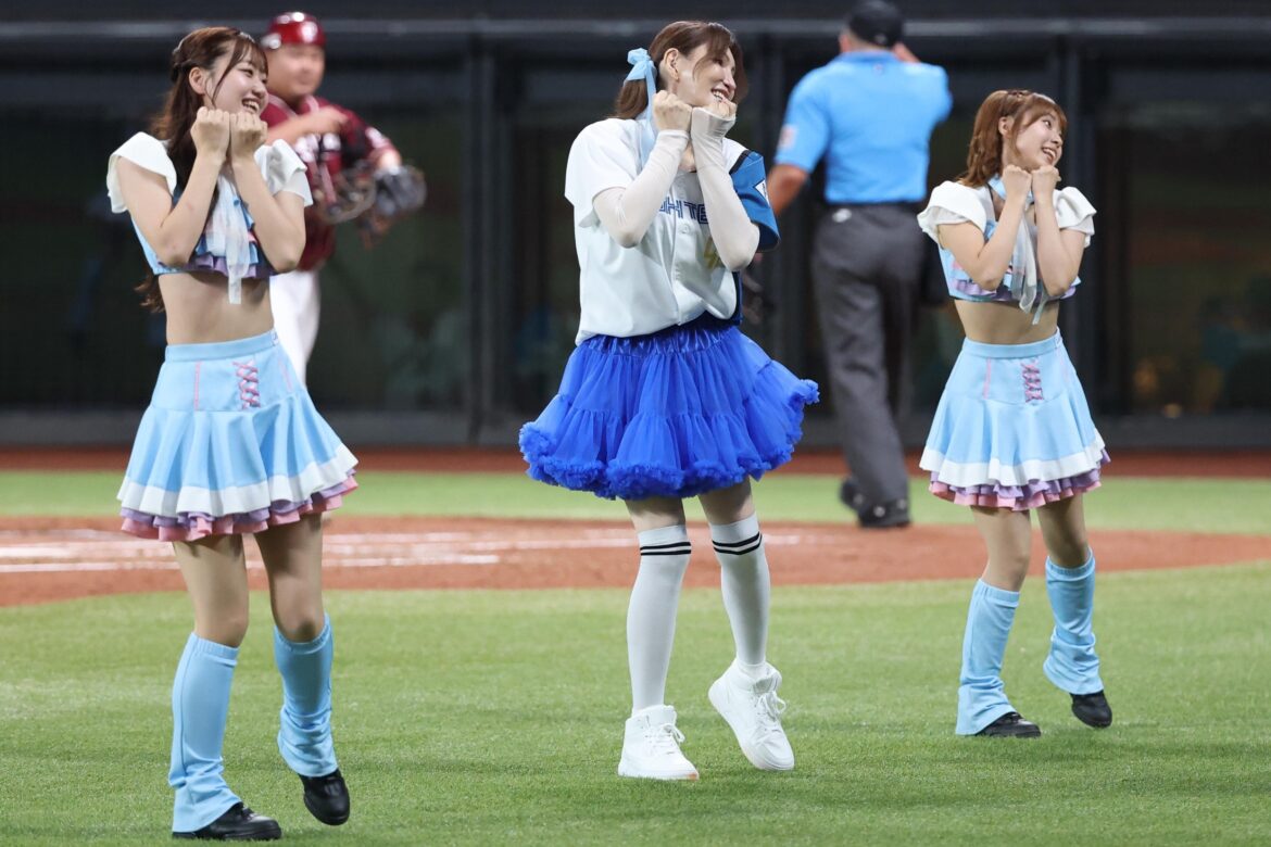 「この綺麗なお姉さん誰だ？」日本ハム戦で美女チアを“凌駕”したミニスカ56歳が話題！「ダンスのキレがやべえ」「さすがプロ」（THE DIGEST） - Yahoo!ニュース - Yahoo!ニュース