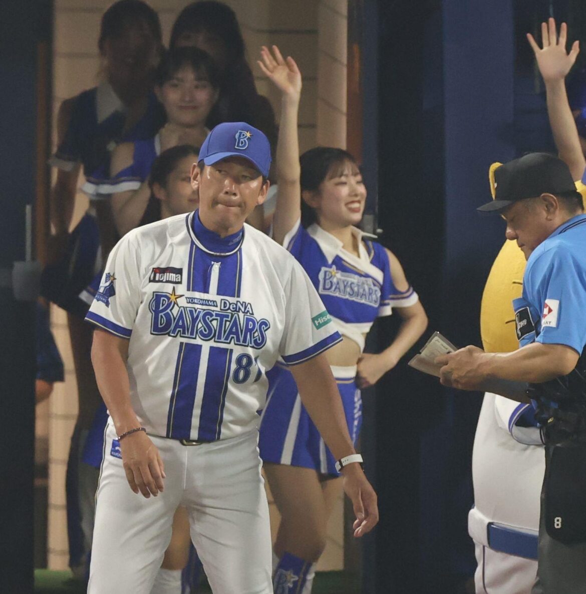 DeNA・三浦監督が円陣でナインを鼓舞 六回の攻撃前にベンチ前で 解説者「珍しい。それくらい気合を入れてこの回行こうと」(デイリースポーツ) – Yahoo!ニュース – Yahoo!ニュース DeNA・三浦監督が円陣でナインを鼓舞 六回の攻撃前にベンチ前で 解説者「珍しい。それくらい気合を入れてこの回行こうと」(デイリースポーツ) - Yahoo!ニュース - Yahoo!ニュース