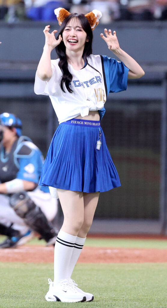 きつねダンスを踊る鈴木愛理（カメラ・池内　雅彦）