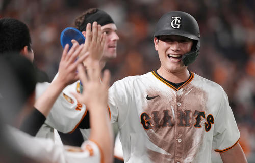 【巨人】小林誠司が先制の生還 Xで「小林誠司」トレンド入り「ホームインした後かわいい」 – プロ野球 – nikkansports.com 巨人対広島 5回裏巨人2死二塁、オコエの先制の中前適時打で生還した二塁走者小林は笑顔でナインとハイタッチ(撮影・鈴木みどり)