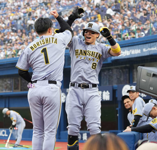 DeNA対阪神　1回表阪神1死、本塁打を放った佐藤輝（右）は森下とハイタッチ（撮影・井上学）