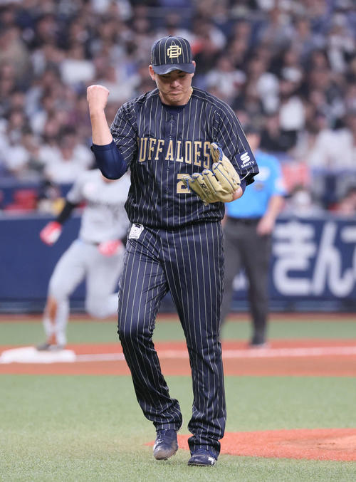 オリックス対ロッテ　6回表ロッテ2死二塁、九里は高部を三ゴロに仕留めてグラブをたたく（撮影・宮崎幸一)