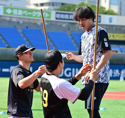 古巣阪神の佐藤輝（左）、栄枝（中央）とあいさつを交わすDeNA岩田（2025年7月4日撮影）