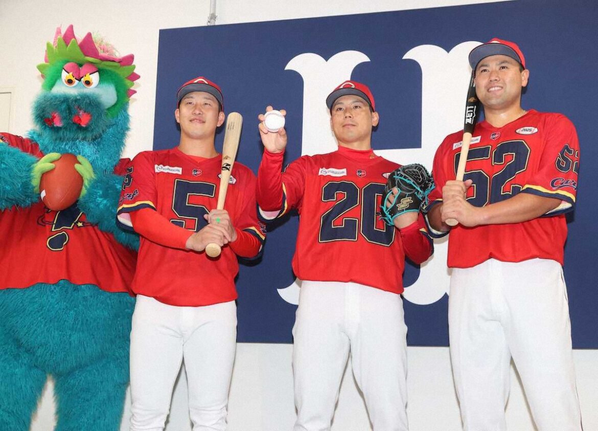 広島4年ぶりの限定ユニホームを発表 アメフト風でボタンなしの斬新デザイン 8月の6試合で着用(スポニチアネックス) – Yahoo!ニュース – Yahoo!ニュース 広島4年ぶりの限定ユニホームを発表 アメフト風でボタンなしの斬新デザイン 8月の6試合で着用(スポニチアネックス) - Yahoo!ニュース - Yahoo!ニュース