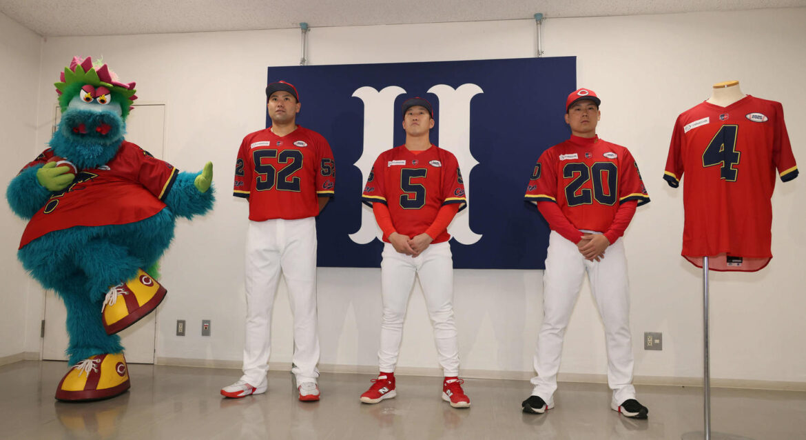 【広島】アメフト風限定ユニお披露目！末包「斬新」小園「守備範囲が広く」栗林「期待に応える」（日刊スポーツ） - Yahoo!ニュース - Yahoo!ニュース