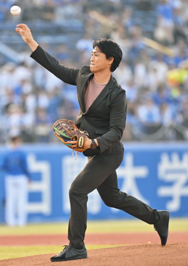 ヤクルト、昨季限り引退の青木宣親GM特別補佐がファーストピッチセレモニー 「みなさんに久しぶりに会えてうれしい」（中日スポーツ） - Yahoo!ニュース - Yahoo!ニュース