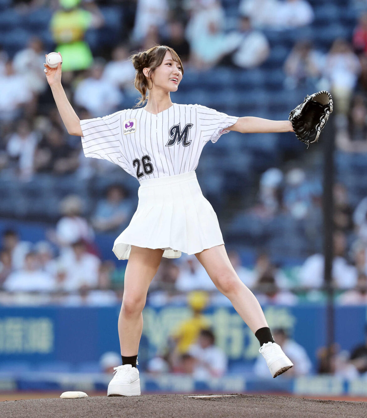 【ロッテ】鴎ファンSUPERGiRLS門林有羽がファーストピッチ ワンバン頭抱えるも笑顔（日刊スポーツ） - Yahoo!ニュース - Yahoo!ニュース