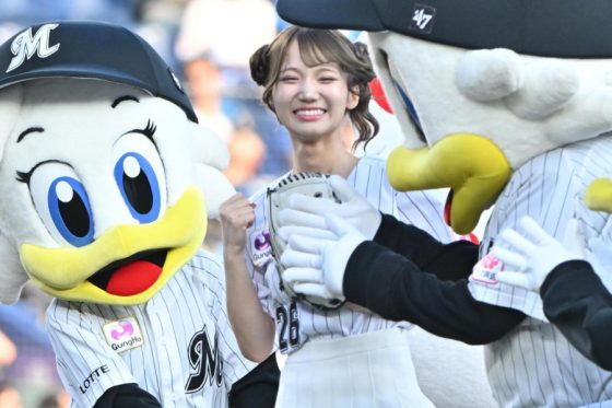 白ミニスカがふわり…”ガチ勢美女”が赤面投球 球場に舞い降りた天使に興奮 | Full-Count 白ミニスカがふわり…"ガチ勢美女"が赤面投球 球場に舞い降りた天使に興奮 | Full-Count