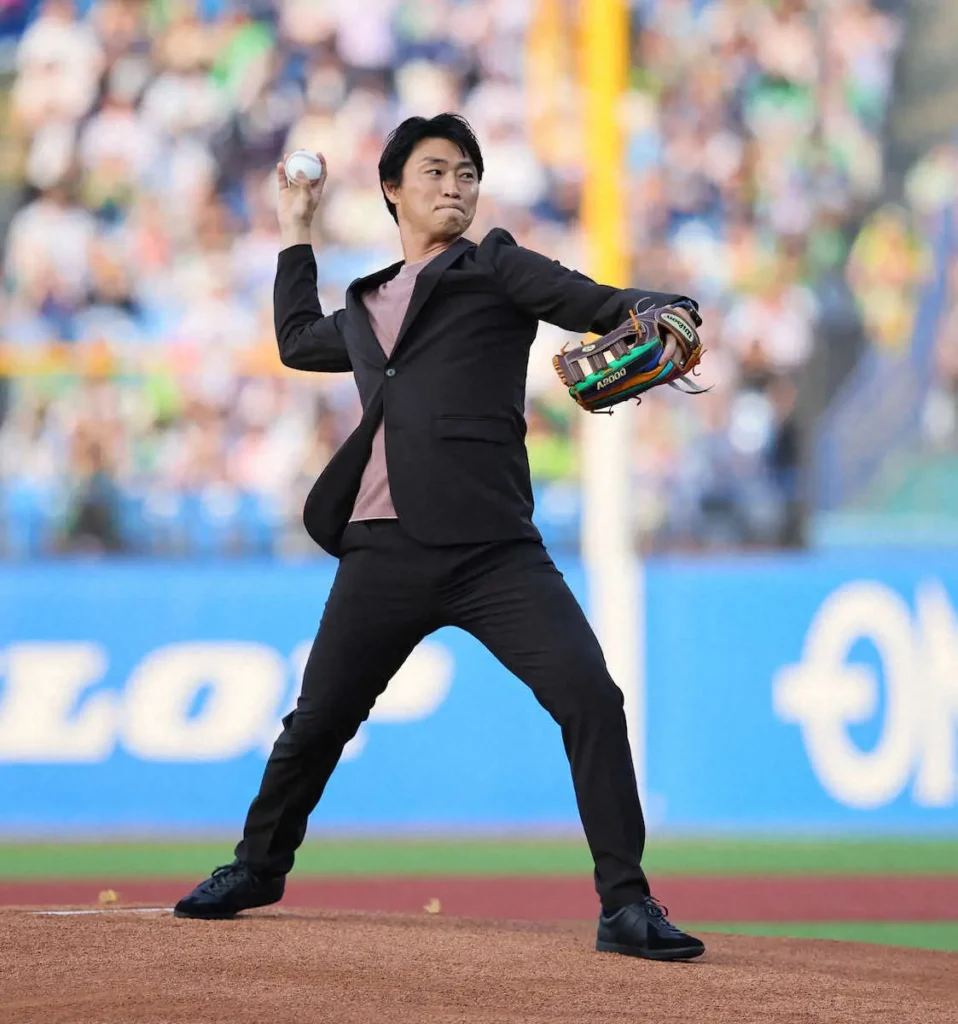 ヤクルト・青木宣親GM補佐がサプライズ登場！スーツ姿で始球式「緊張感あります」現役時代の登場曲も - スポニチ Sponichi Annex 野球