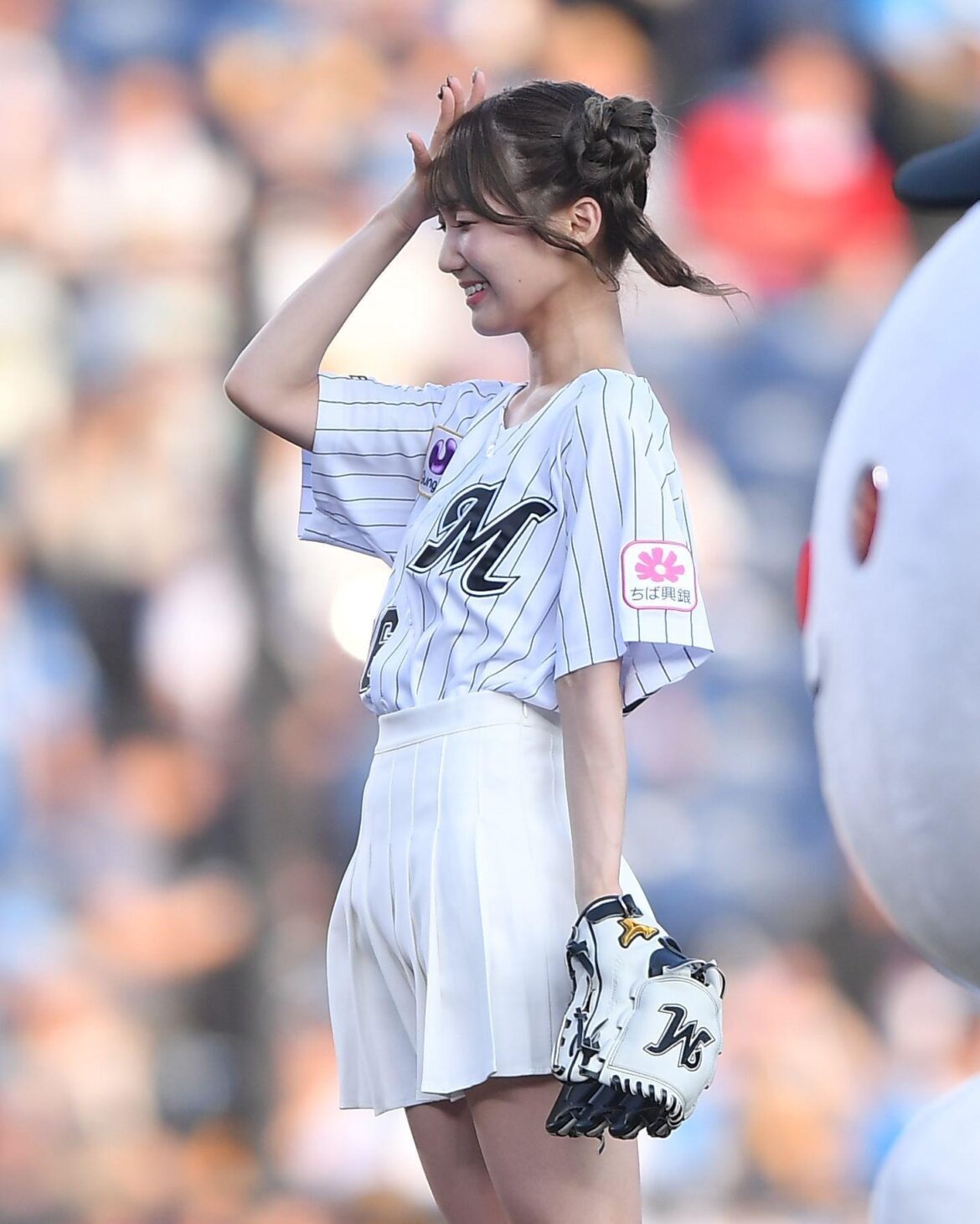 ノーバンならずに「あちゃ～」な仕草が激カワ ＺＯＺＯ降臨の美女、白ミニスカふわり、ツインお団子ヘアで渾身一投に反響「一挙手一投足が可愛い」（デイリースポーツ） - Yahoo!ニュース - Yahoo!ニュース