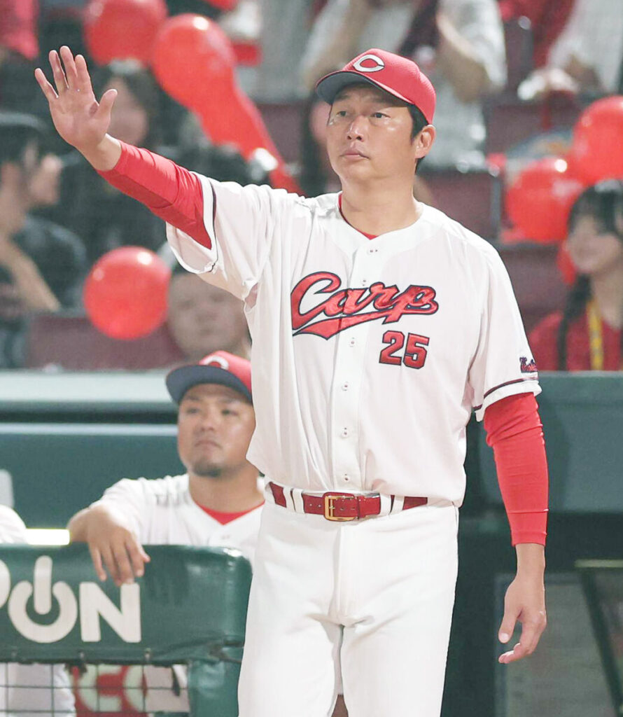 ７回２死一、二塁、選手交代を告げる新井貴浩監督（カメラ・岩田　大補）