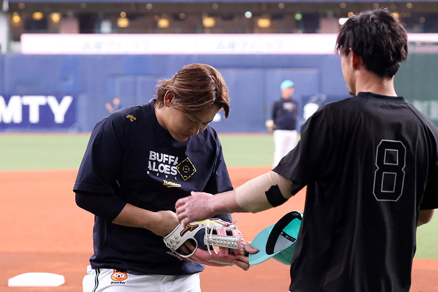 前日死球を与えたソフトバンク・牧原大成に謝罪をするオリックス・宮城大弥（左）【写真：栗木一考】
