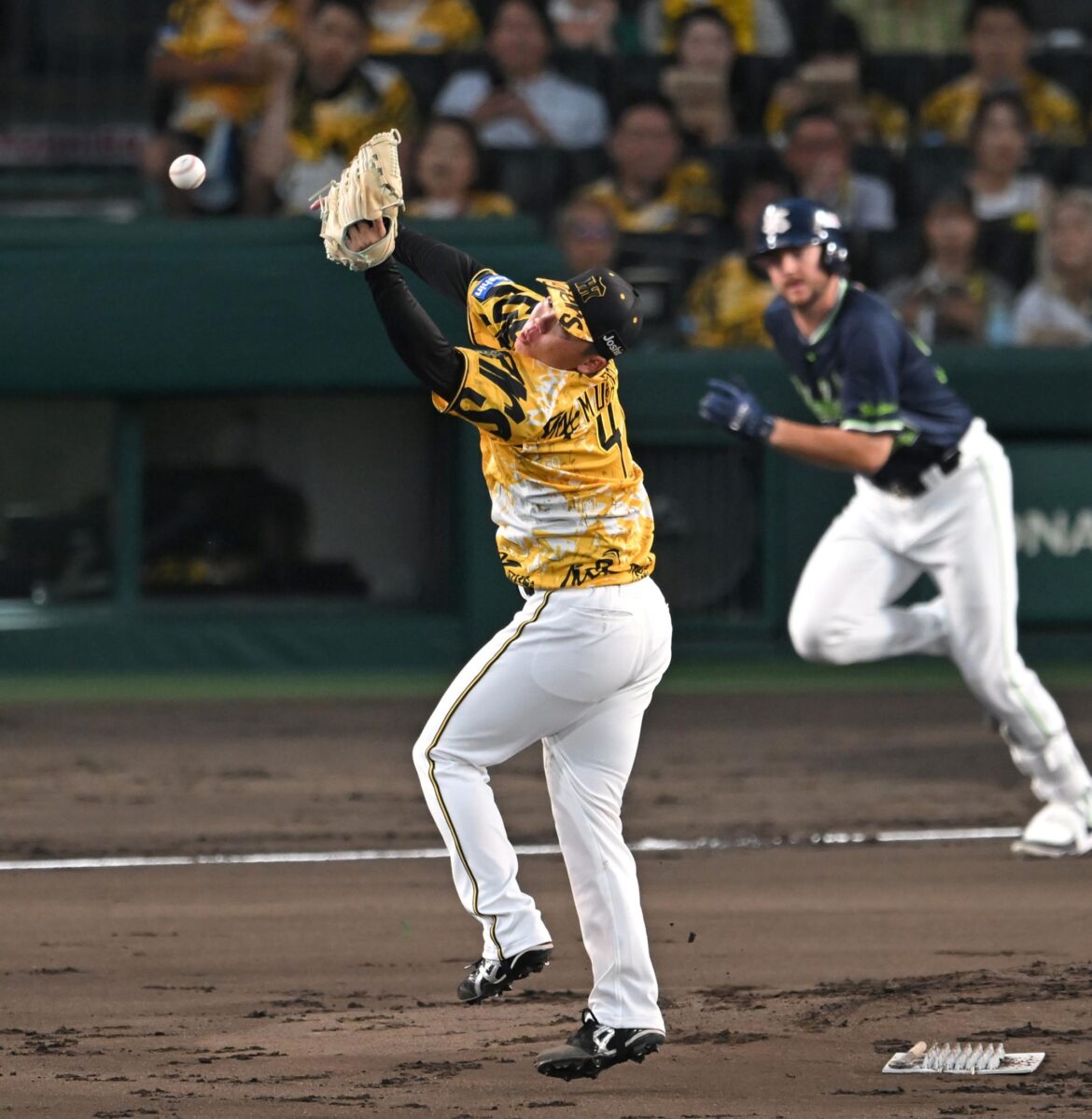 阪神 村上がまさか…相手投手の打球を捕球し損ねて先制点から７者連続安打 内山には満塁弾を浴びて６失点ＫＯ（デイリースポーツ） - Yahoo!ニュース - Yahoo!ニュース