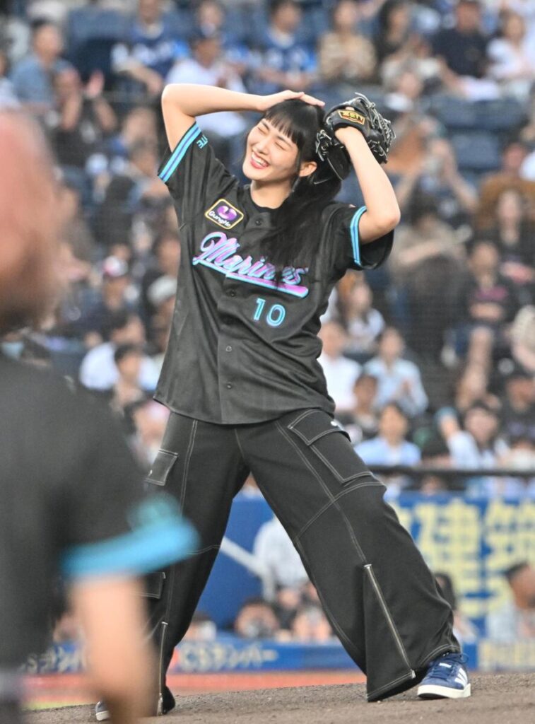 櫻坂46の山崎天、打者の背中側に大きく逸れる大暴投 ロッテ戦の始球式で頭を抱える（サンケイスポーツ） - Yahoo!ニュース - Yahoo!ニュース