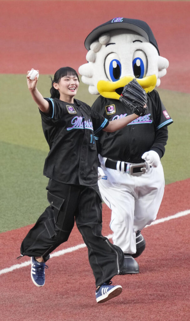 【ロッテ】櫻坂46の山﨑天が始球式 西武西川の背中を通るワンバウンドに頭抱えるも爽やか笑顔（日刊スポーツ） - Yahoo!ニュース - Yahoo!ニュース