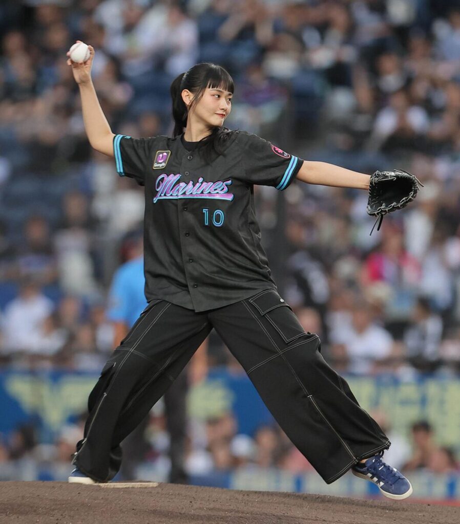 始球式を務めた櫻坂４６の山﨑天（カメラ・安藤　篤志）