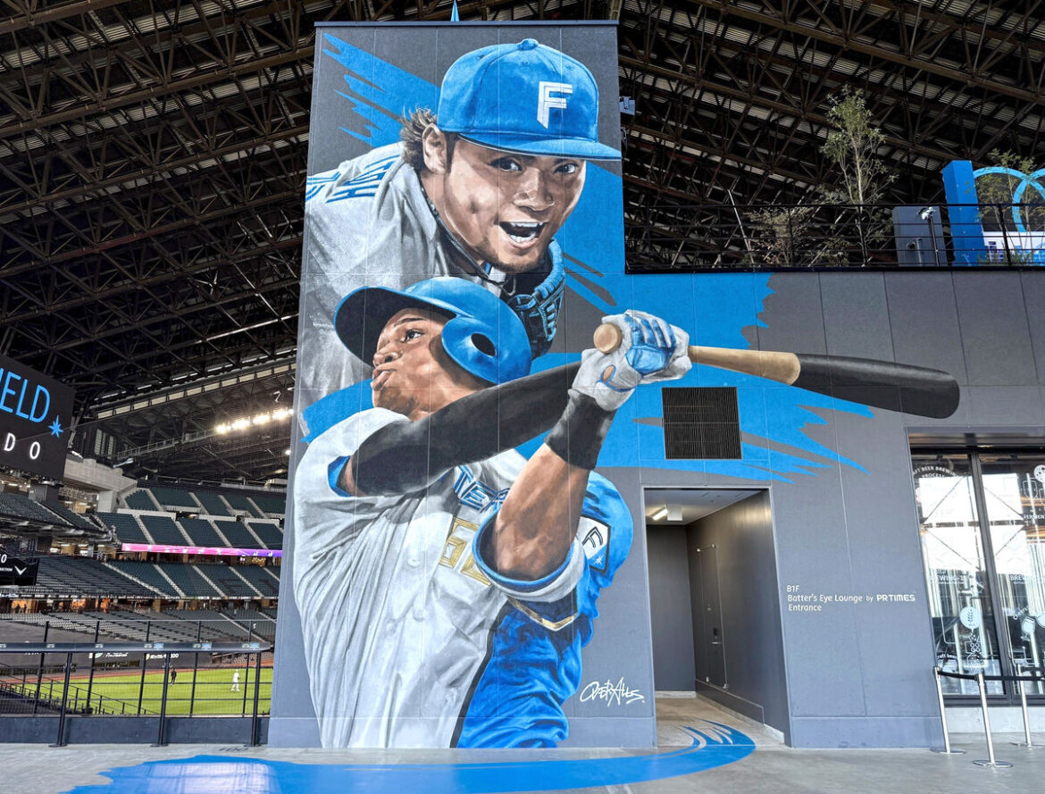 エスコンに完成した伊藤大海と万波中正の巨大壁画（球団提供）　