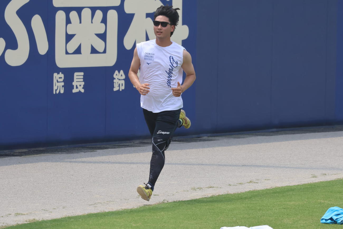 ランニングする吉田(2025年7月9日、ナゴヤ球場)
