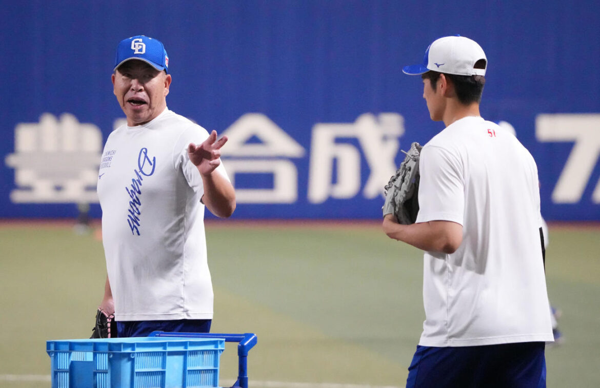 【中日】前日右肘死球の上林誠知 外野を黙々ランニング 死球与えた広島玉村は井上監督のもとへ – プロ野球写真ニュース – nikkansports.com 中日対広島 試合前、上林(右)と言葉を交わす井上監督 (撮影・森本幸一)