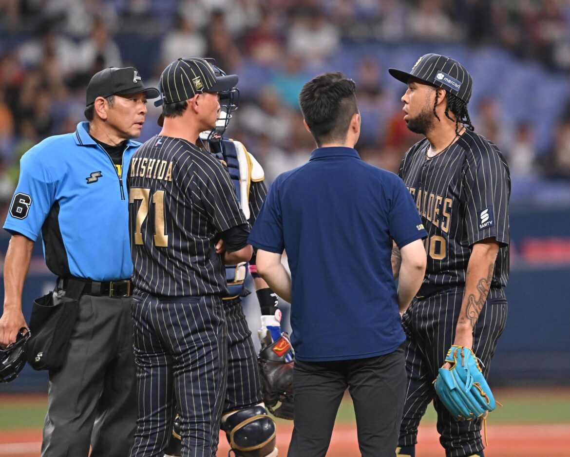オリックス・エスピノーザが球審に注意される プレートを踏み投げるまでの時間が長かったか 説明うけ納得したようにうなずく（デイリースポーツ） - Yahoo!ニュース - Yahoo!ニュース