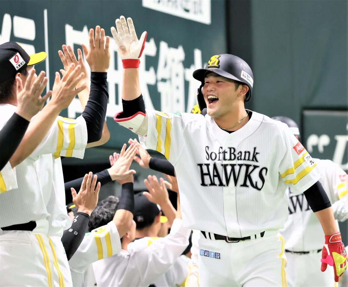 【ソフトバンク】ロッテに10得点大勝!首位日本ハムと2.5差 育成出身・山本恵大プロ1号逆転弾 有原7回2失点、自身5連勝で7勝目(TBS NEWS DIG Powered by JNN) 【ソフトバンク】ロッテに10得点大勝!首位日本ハムと2.5差 育成出身・山本恵大プロ1号逆転弾 有原7回2失点、自身5連勝で7勝目(TBS NEWS DIG Powered by JNN)