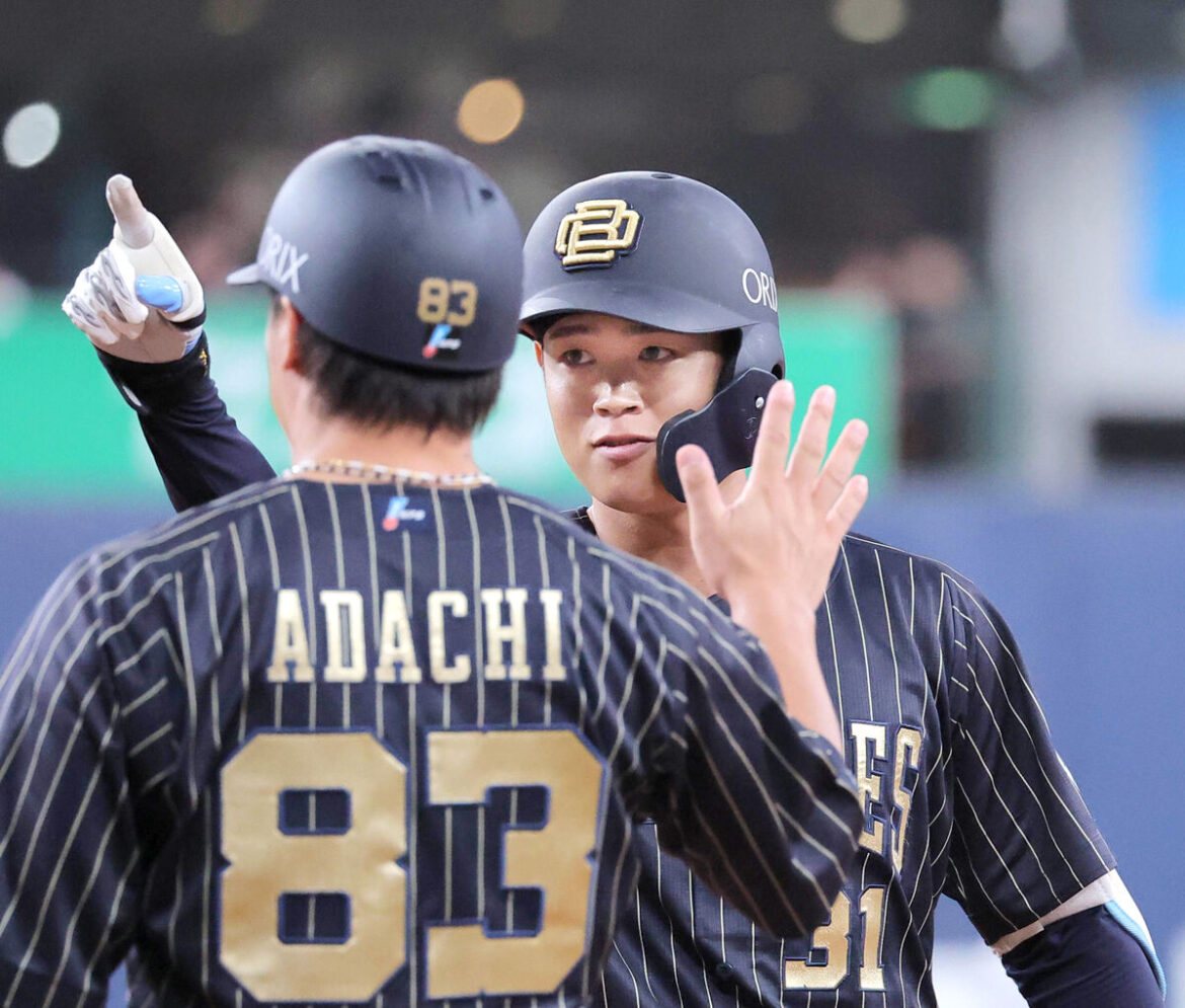 ３回に左前適時打を放ち笑顔でベンチを指差すオリックス・太田（カメラ・朝田　秀司）