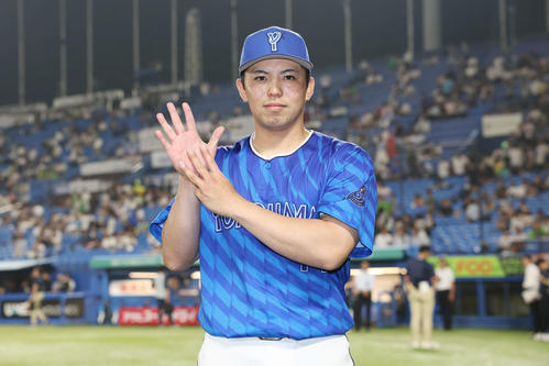 【とっておきメモ】DeNA東克樹は見返り求めず「自分がしたくてした」投手陣全員にプレゼント – nikkansports.com DeNA東克樹(2025年7月8日撮影)
