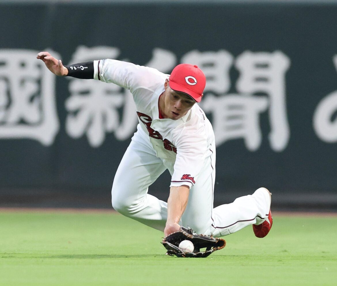 広島痛恨 中村奨成が右肩押さえて負傷交代 右翼守備でアクシデント 苦悶の表情でベンチへ下がる(デイリースポーツ) – Yahoo!ニュース – Yahoo!ニュース 広島痛恨 中村奨成が右肩押さえて負傷交代 右翼守備でアクシデント 苦悶の表情でベンチへ下がる(デイリースポーツ) - Yahoo!ニュース - Yahoo!ニュース