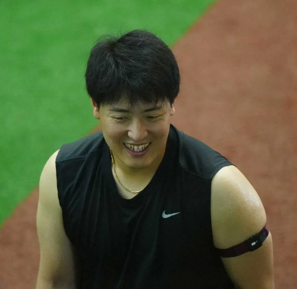 巨人・岡本　左肘を使うトレーニングで大粒の汗　「早く戻れるように」 - スポニチ Sponichi Annex 野球
