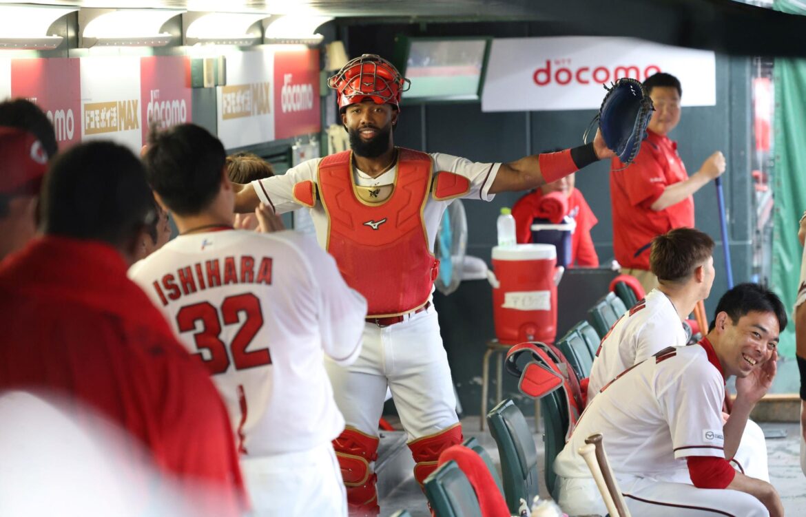 雨天中断中に爆笑 広島ベンチに見慣れない捕手が現れる 「可愛すぎる」「小園が大笑いしてるｗ」（デイリースポーツ） - Yahoo!ニュース - Yahoo!ニュース