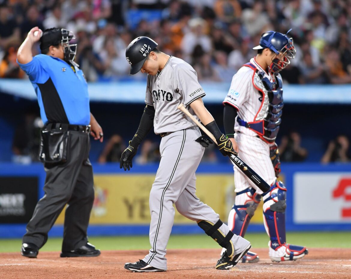 巨人・阿部監督が三回に泉口を懲罰交代 バント失敗で即決断 門脇が遊撃へ 涙目の泉口を長野が励ます（デイリースポーツ） - Yahoo!ニュース - Yahoo!ニュース