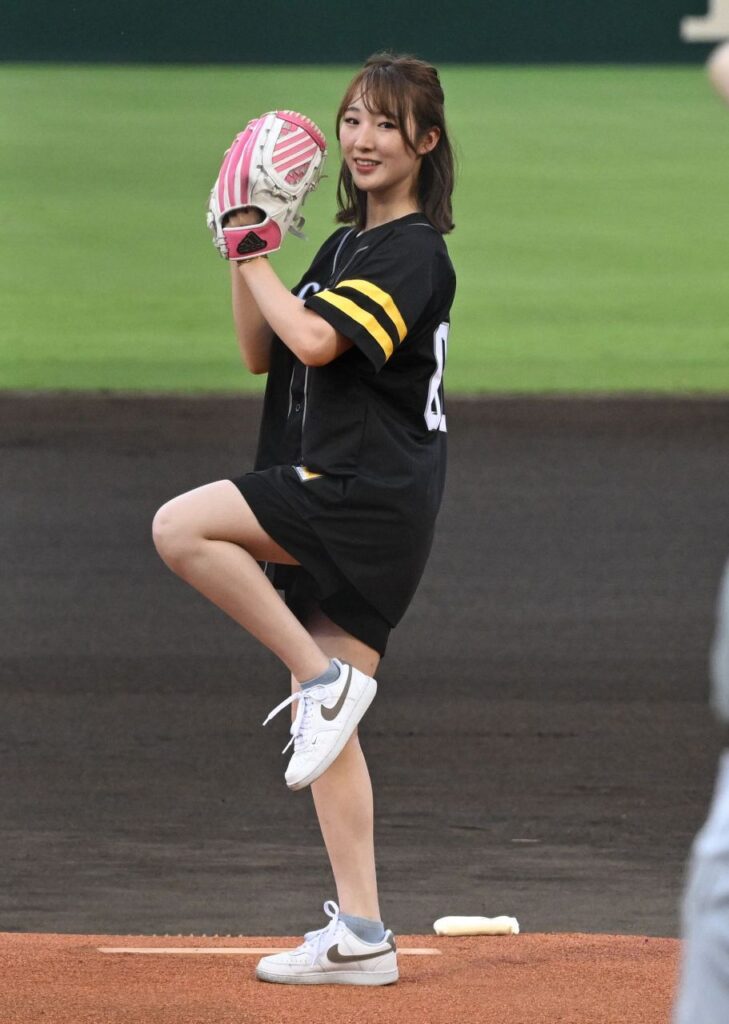 JRA騎手の永島まなみ、ソフトバンク戦で始球式 「レースより緊張しました」 投球は大きく一塁側へ（西スポWEB OTTO！） - Yahoo!ニュース - Yahoo!ニュース